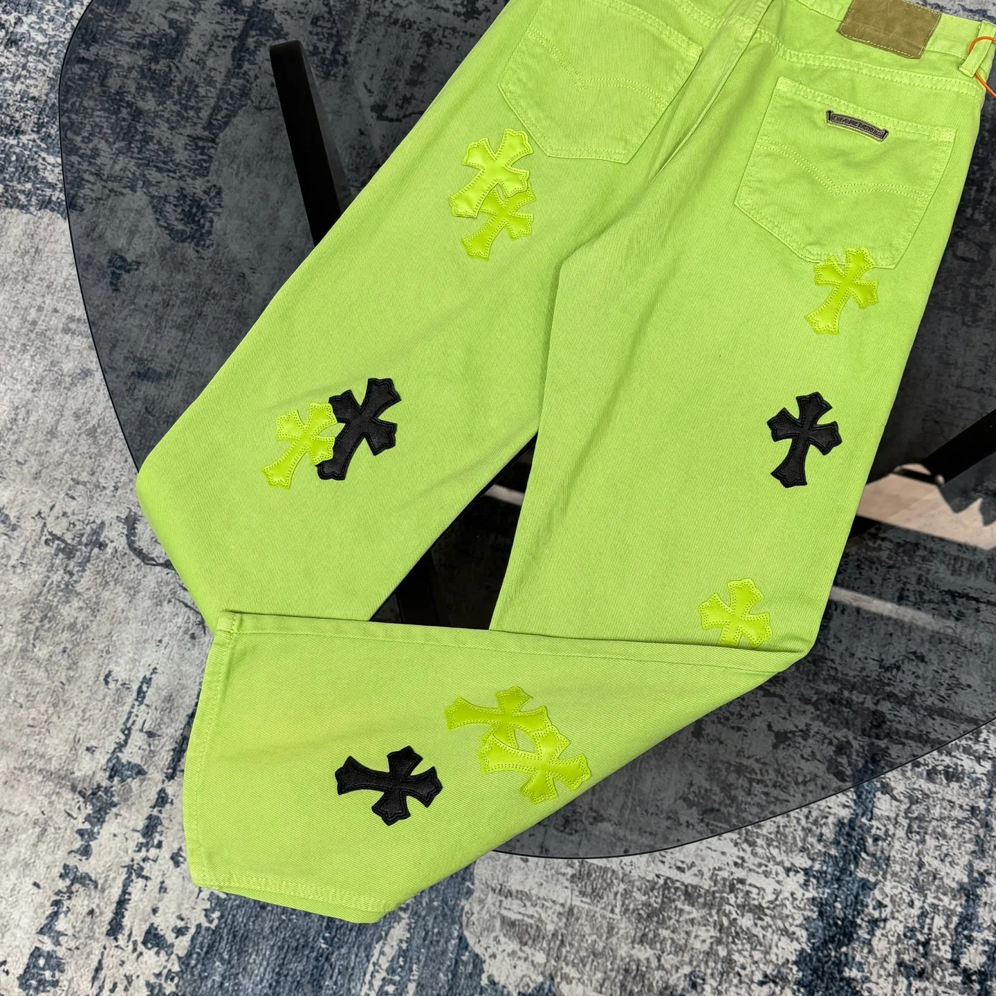 P260 Chrome hearts CH green cow king Yang Mi's same style sex recods limited green cow jeans. Really restores the ultimate texture of Vintage. Italian special cowhide print and cut. Customized sheepskin three-layer thick line leather. The whole is spliced in heavy water washing process. Craftsmen hand-splash ink. You can see the details. Three-dimensional cutting version. Loose and comfortable. Not picky about the figure. Makes taller and slimmer. Seiko factory. Original quality control. Same style for men and women. Can be matched with couples. Versatile recommendation. Essential jeans for all seasons Color: Green Size: S-XL
